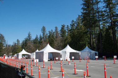 Burnaby Central Park 'ta sürüş poligonu COVID-19 test alanı kuruldu. Burnaby BC Kanada 15 Nisan 2020 
