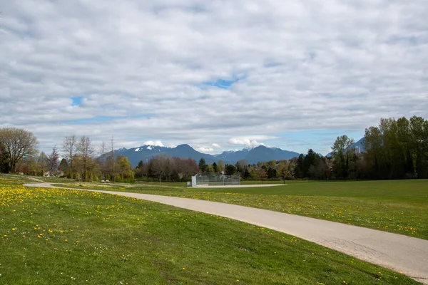 Una Foto Parque Con Las Montañas Fondo Vancouver Canadá —  Fotos de Stock