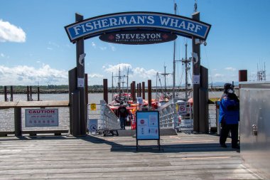 Steveston 'un Balıkçı İskelesi' ne giriş COVID-19 salgını sırasında sosyal mesafeye izin vermek için kontrol ediliyor. Richmond BC Kanada 25 Nisan 2020