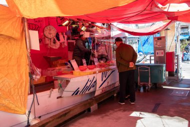 Richmond Balıkçı İskelesi 'ndeki balıkçıları ve müşterileri korumak için kullanılan akrilik tahtalar ve plastik filmler. Richmond BC Kanada 25 Nisan 2020