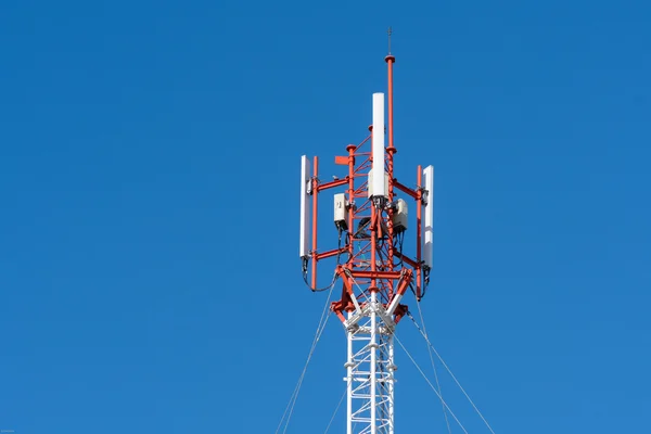 Anteny na wieży komunikacji — Zdjęcie stockowe