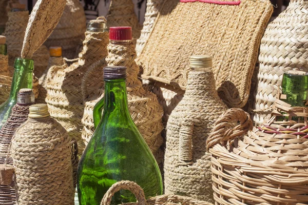 Esparto bedeckt recycelte Glasflaschen — Stockfoto