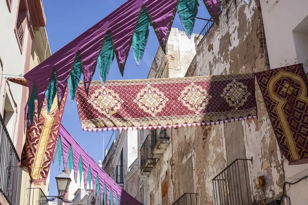 Décoration de rue avec des tissus arabes à Badajoz Almossasa Festi — Photo