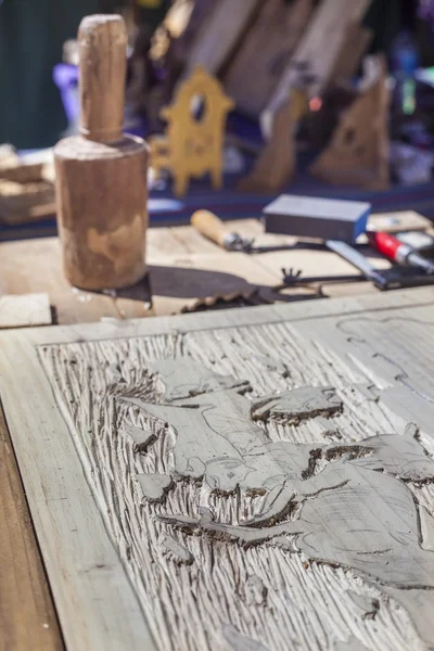 Mesa de artesano con herramientas para artesanías de madera — Foto de Stock