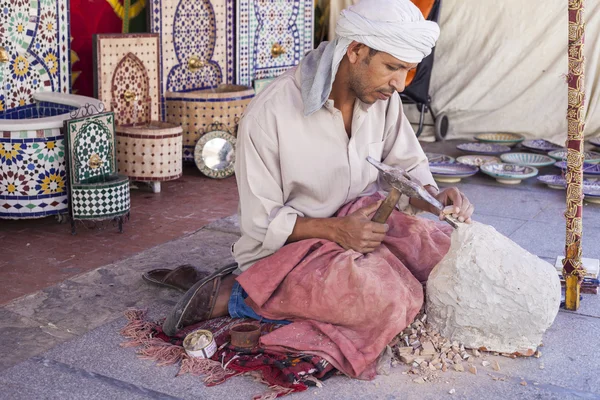 Artisan makes pieces for mosaic craftwork — Stock Photo, Image