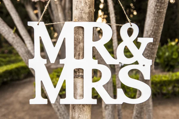 Bay ve Bayan beyaz düğün harf işareti asılı — Stok fotoğraf