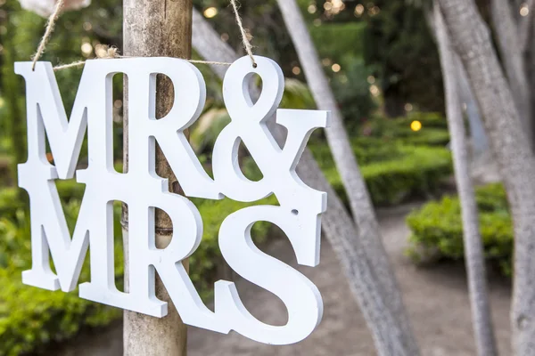 Mr and Mrs White Wedding letters hanging sign — Stock Photo, Image