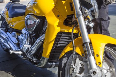 Suzuki Intruder benzin istasyonunda Park M1800r