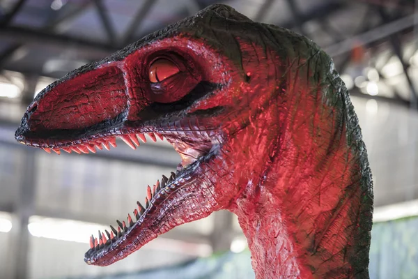 Modelo realista de dinossauro Velociraptor — Fotografia de Stock