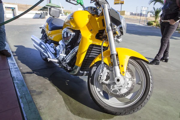 Suzuki Intruder M1800R refuelling deposit — ストック写真