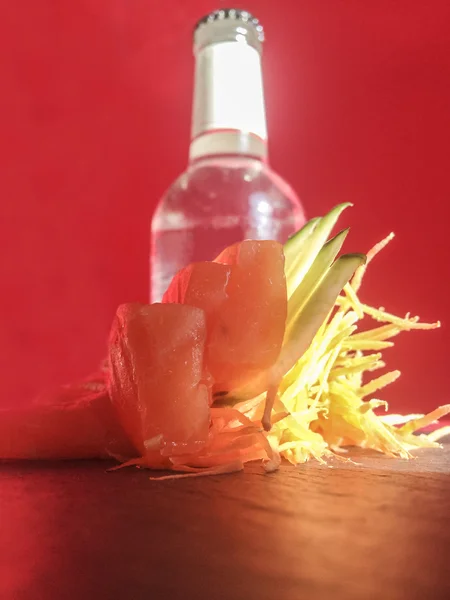 Fatias de sashimi e garrafa tônica de japanesse — Fotografia de Stock