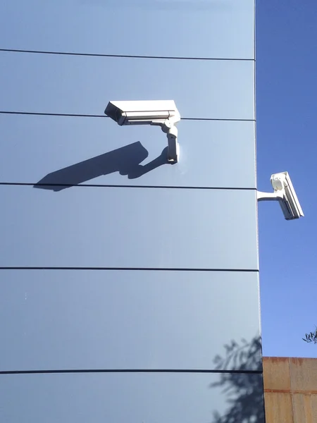 Камери безпеки на синьому куті будівлі — стокове фото