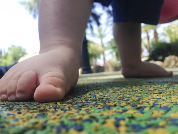 Jongen voeten over rubbervloer — Stockfoto