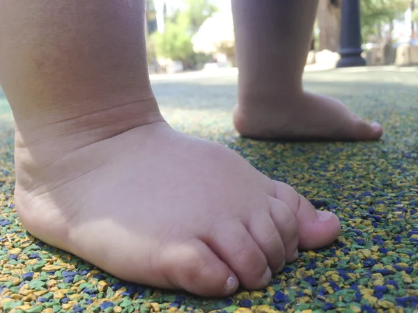 Menino pés sobre piso de borracha — Fotografia de Stock