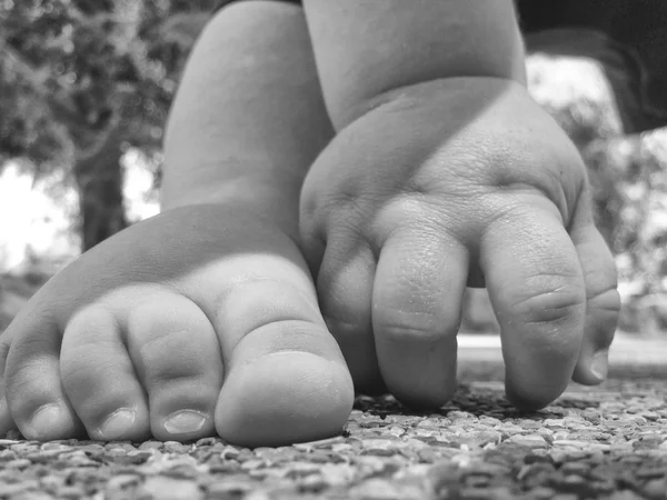 Garçon pieds sur le sol en caoutchouc — Photo