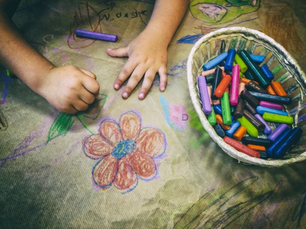 Disegno bambino con pastelli di cera sopra avvolgimento — Foto Stock