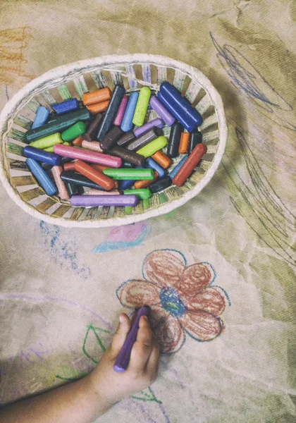 Детский рисунок с восковыми карандашами поверх обертки — стоковое фото