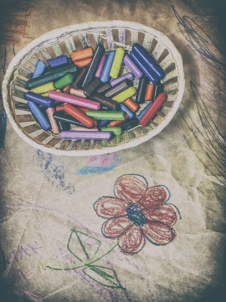 Dessins de fleurs réalisés par des enfants avec des crayons de cire — Photo