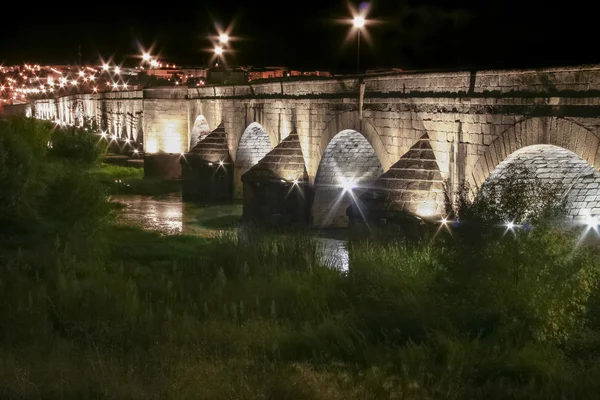 Romaren överbryggar över floden Guadiana på natten, Merida — Stockfoto