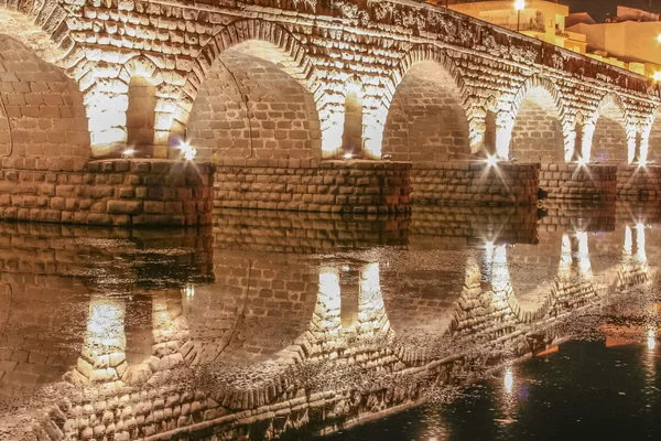 Римский мост через реку Гвадиана ночью, Мерида — стоковое фото