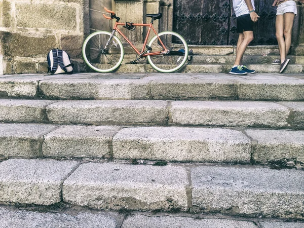 Amistad pareja joven con una bicicleta de engranaje fijo — Foto de Stock