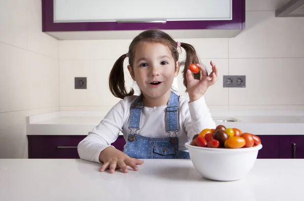 그녀의 손에 벚꽃 배 토마토와 어린 소녀 — 스톡 사진
