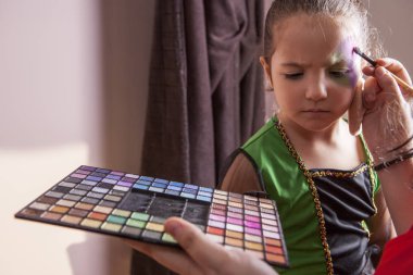 Cadılar Bayramı partisinden önce facepaint yapma küçük şirin kız