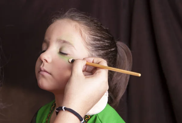 可爱的小女孩制作万圣节聚会前 facepaint — 图库照片