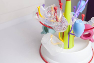 Bebek plastik sofra nesnelerin tam bulaşıklık