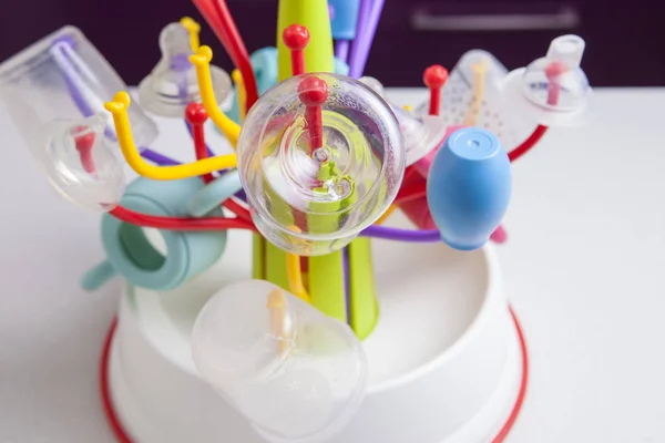 赤ちゃんプラスチック製食器類オブジェクトの完全水切り — ストック写真