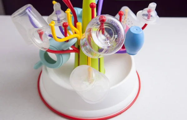 Scolatoio pieno di oggetti da tavola in plastica per bambini — Foto Stock