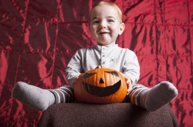Küçük boy gülümseyerek Cadılar Bayramı partisi için giyinmiş