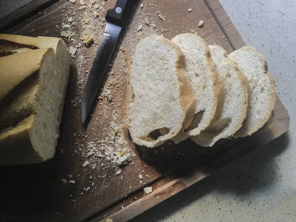 Bröd. Färsk spansk bröd skivad rustikt trä ombord med br — Stockfoto