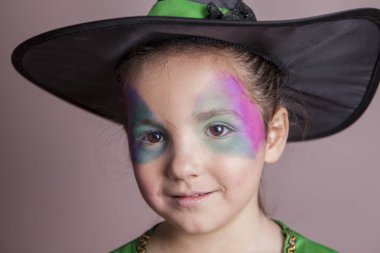 Cadılar Bayramı partisinden önce facepaint yapma küçük şirin kız