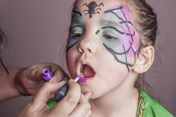 Make-up artist pracy z małą dziewczynką przed halloween party — Zdjęcie stockowe