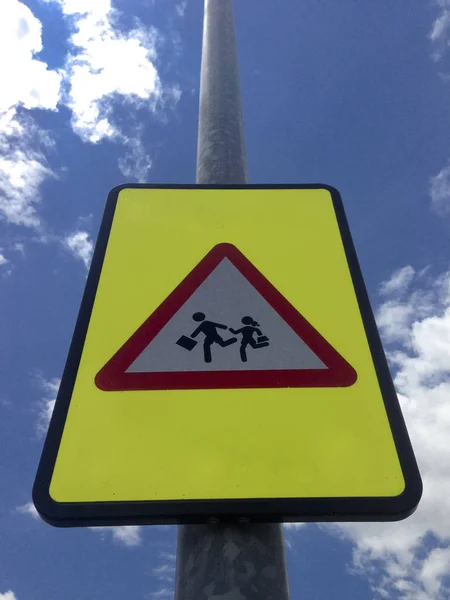 Kinder überqueren Schild — Stockfoto