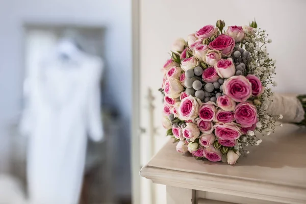 Abito da sposa e bouquet in camera da letto — Foto Stock