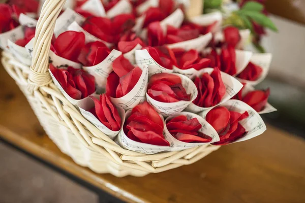 Cesto pieno di cornetti pieni di rosa rossa per il matrimonio — Foto Stock
