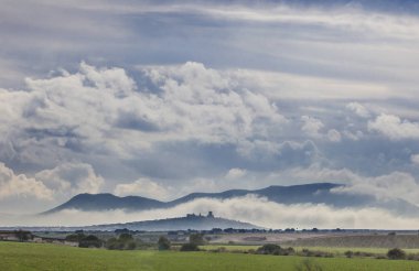 tahıl alanları ve küçük kasaba ile kale arasında th