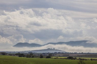 tahıl alanları ve küçük kasaba ile kale arasında th