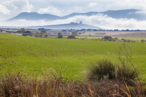 Paisagem de campos de cereais e pequena cidade com castelo entre th — Fotografia de Stock