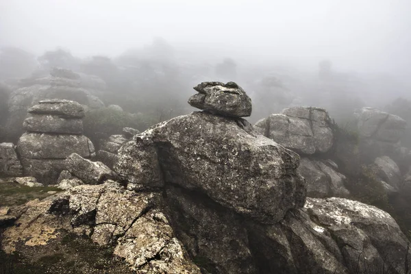 El torcal de Antequera 在雾中, 马拉加, 西班牙 — 图库照片
