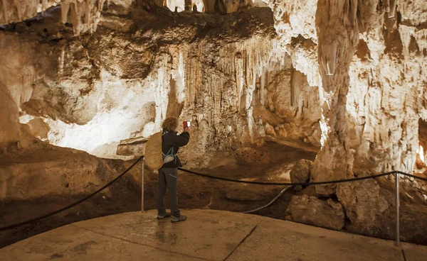 Unbekannter Besucher in den prachtvollen Nerja-Höhlen, Spanien — Stockfoto