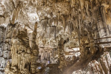 Kimliği belirsiz ziyaretçi muhteşem Nerja mağaralar, İspanya