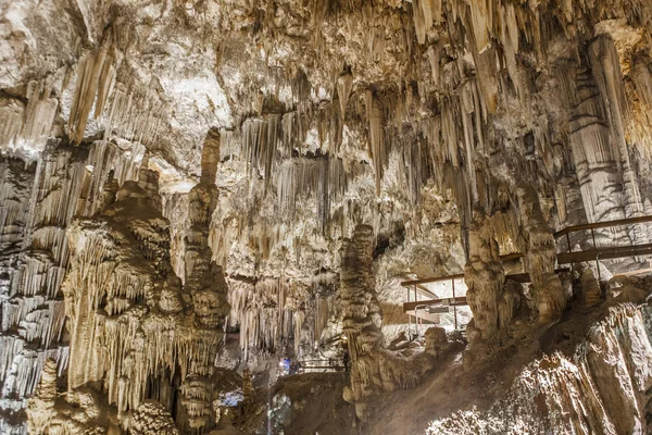 Kimliği belirsiz ziyaretçi muhteşem Nerja mağaralar, İspanya
