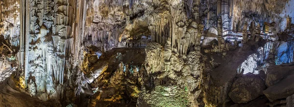 Neznámí Návštěvníci v nádherné jeskyně Nerja, Španělsko — Stock fotografie