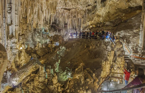 Αγνώστων στοιχείων επισκεπτών σε μεγαλοπρεπή σπήλαια Nerja, Ισπανία — Φωτογραφία Αρχείου