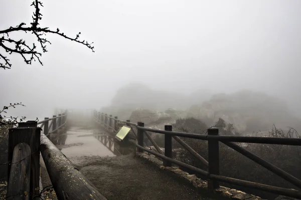 在雾中消失的木人行道 — 图库照片