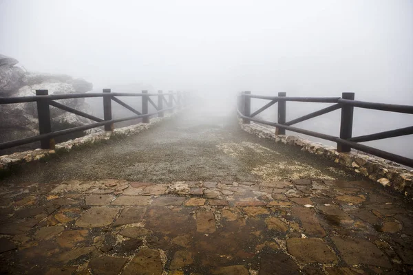 在雾中消失的木人行道 — 图库照片