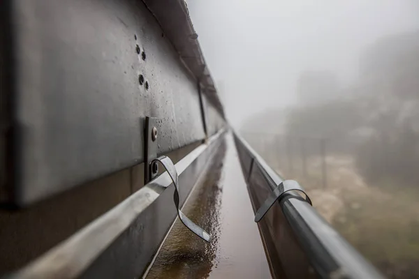Žlaby odvodňovací systém na střeše s kapající mlha — Stock fotografie